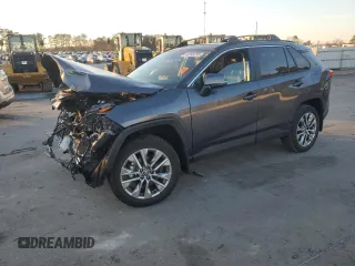 2024 Toyota RAV4 XLE Premium z VIN 2T3C1RFV1RC284430, wystawiony jako Copart lot #43248235 z przebiegiem 4 688 mil mil oraz Szkoda całkowita • Salvage title. Historia ofert i sprzedaży dostępna na DreamBid. Obrazek 1.