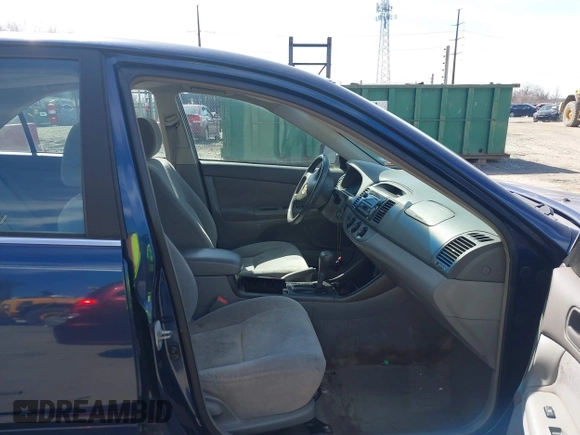 2002 Toyota Camry LE z VIN JTDBE32KX20111362, wystawiony jako IAAI lot #41820475 z przebiegiem 270 091 mil mil oraz . Historia ofert i sprzedaży dostępna na DreamBid. Obrazek 5.