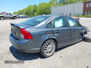 2010 Volvo S40 z VIN YV1390MS2A2489564, wystawiony jako IAAI lot #42225612 z przebiegiem 146 491 mil mil oraz . Historia ofert i sprzedaży dostępna na DreamBid. Obrazek 4.