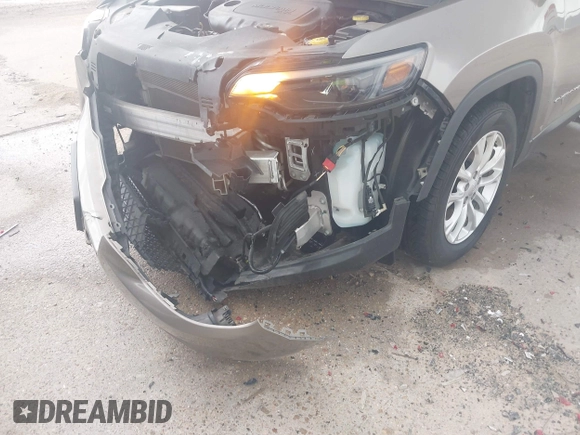 2019 Jeep Cherokee Latitude z VIN 1C4PJLCB5KD358412, wystawiony jako IAAI lot #42506197 z przebiegiem 83 160 mil mil oraz . Historia ofert i sprzedaży dostępna na DreamBid. Obrazek 6.