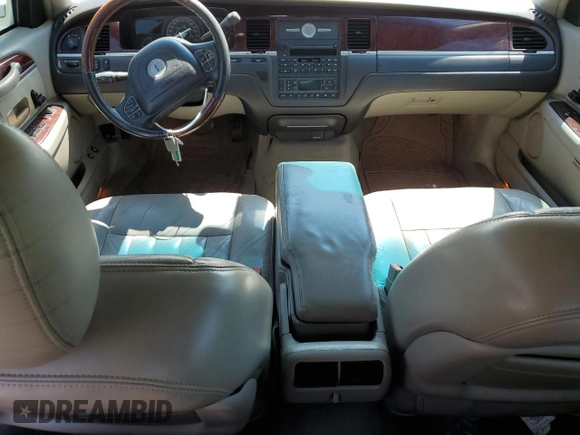 2003 Lincoln Town Car Signature z VIN 1LNHM82W43Y618527, wystawiony jako Copart lot #56135055 z przebiegiem 135 847 mil mil oraz Szkody całkowita. Historia ofert i sprzedaży dostępna na DreamBid. Obrazek 8.