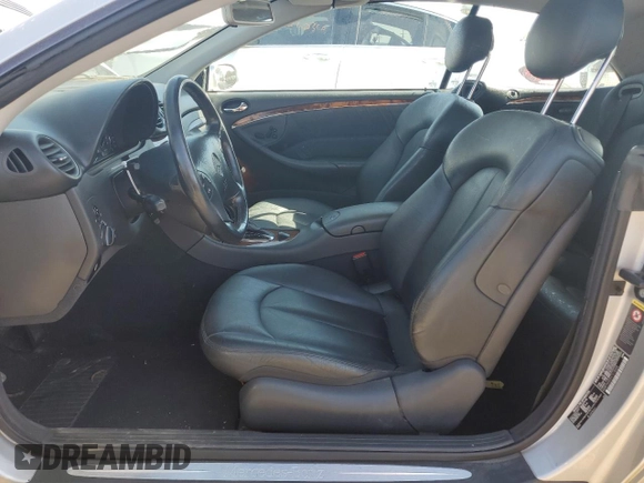 2004 Mercedes-Benz CLK 320 z VIN WDBTK65G94T018208, wystawiony jako Copart lot #76074114 z przebiegiem 62 358 mil mil oraz Nie do naprawy. Historia ofert i sprzedaży dostępna na DreamBid. Obrazek 7.