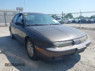 1998 Saturn SL z VIN 1G8ZJ5276WZ291081, wystawiony jako IAAI lot #42632567 z przebiegiem 238 130 mil mil oraz . Historia ofert i sprzedaży dostępna na DreamBid. Obrazek 1.