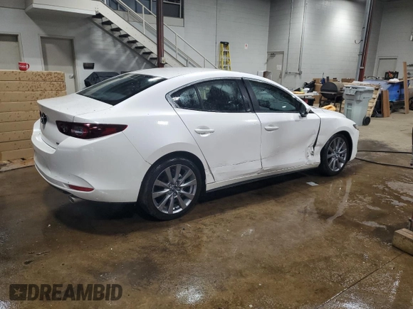 2025 Mazda 3 S Preferred z VIN JM1BPACM8S1775538, wystawiony jako Copart lot #57874615 z przebiegiem 851 mil mil oraz Czysty tytuł • Clean title. Historia ofert i sprzedaży dostępna na DreamBid. Obrazek 3.
