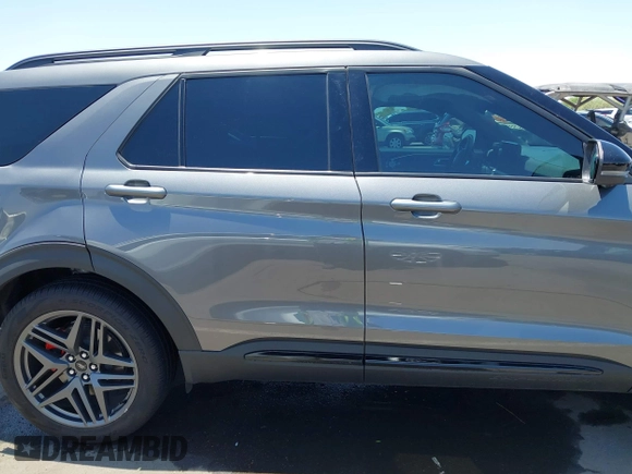 2025 Ford Explorer ST-Line z VIN 1FMUK7KH6SGA94253, wystawiony jako IAAI lot #42477118 z przebiegiem 4 828 mil mil oraz . Historia ofert i sprzedaży dostępna na DreamBid. Obrazek 14.