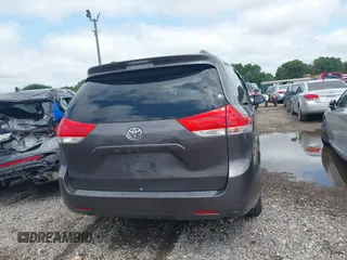 2014 Toyota Sienna LE AAS z VIN 5TDKK3DC8ES516801, wystawiony jako IAAI lot #42378994 z przebiegiem 222 929 mil mil oraz . Historia ofert i sprzedaży dostępna na DreamBid. Obrazek 16.