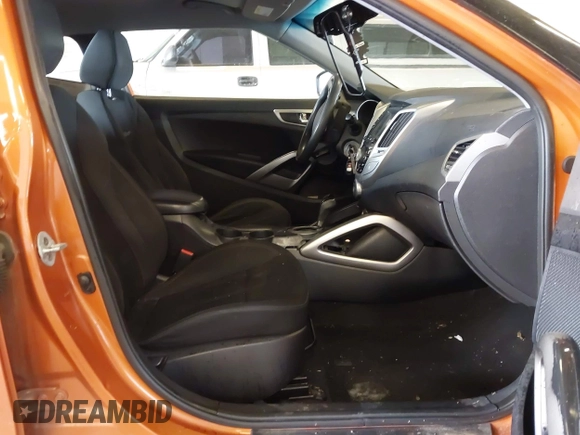 2013 Hyundai Veloster w/Black Int z VIN KMHTC6AD3DU143656, wystawiony jako IAAI lot #42139839 z przebiegiem 121 392 mil mil oraz . Historia ofert i sprzedaży dostępna na DreamBid. Obrazek 5.