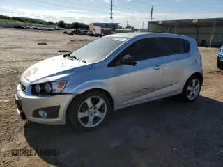 2015 Chevrolet Sonic LTZ z VIN 1G1JE6SB3F4209217, wystawiony jako Copart lot #62213255 z przebiegiem 107 818 mil mil oraz Czysty tytuł • Clean title. Historia ofert i sprzedaży dostępna na DreamBid. Obrazek 1.