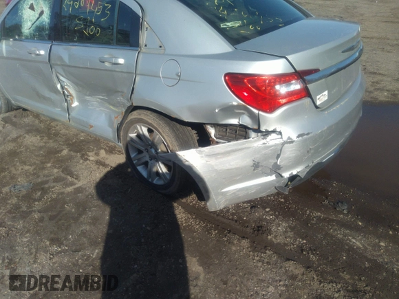 2011 Chrysler 200 Touring z VIN 1C3BC1FB0BN607153, wystawiony jako IAAI lot #38884887 z przebiegiem 153 027 mil mil oraz . Historia ofert i sprzedaży dostępna na DreamBid. Obrazek 15.