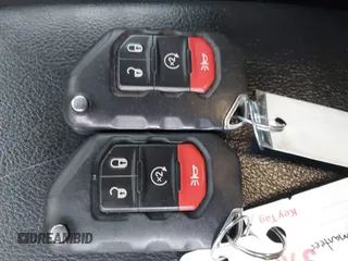 2020 Jeep Gladiator Sport S z VIN 1C6HJTAG0LL129461, wystawiony jako IAAI lot #41464713 z przebiegiem 66 625 mil mil oraz . Historia ofert i sprzedaży dostępna na DreamBid. Obrazek 11.