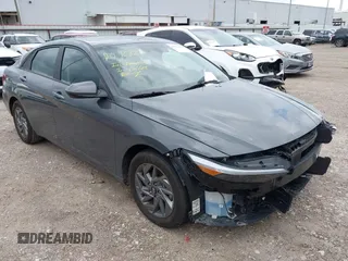 2024 Hyundai Elantra SEL z VIN KMHLM4DG1RU756339, wystawiony jako IAAI lot #42515226 z przebiegiem 27 942 mil mil oraz . Historia ofert i sprzedaży dostępna na DreamBid. Obrazek 1.