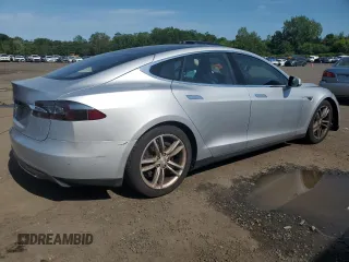 2013 Tesla Model S z VIN 5YJSA1CG9DFP06427, wystawiony jako Copart lot #59515845 z przebiegiem 49 446 mil mil oraz Szkoda całkowita • Salvage title. Historia ofert i sprzedaży dostępna na DreamBid. Obrazek 3.