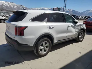 2023 Kia Sorento LX z VIN 5XYRGDLC3PG242057, wystawiony jako Copart lot #50510525 z przebiegiem 19 008 mil mil oraz Szkoda całkowita • Salvage title. Historia ofert i sprzedaży dostępna na DreamBid. Obrazek 3.