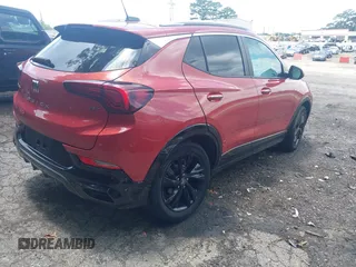 2024 Buick Encore GX Sport Touring z VIN KL4AMESL6RB105988, wystawiony jako IAAI lot #42509593 z przebiegiem 34 229 mil mil oraz . Historia ofert i sprzedaży dostępna na DreamBid. Obrazek 4.