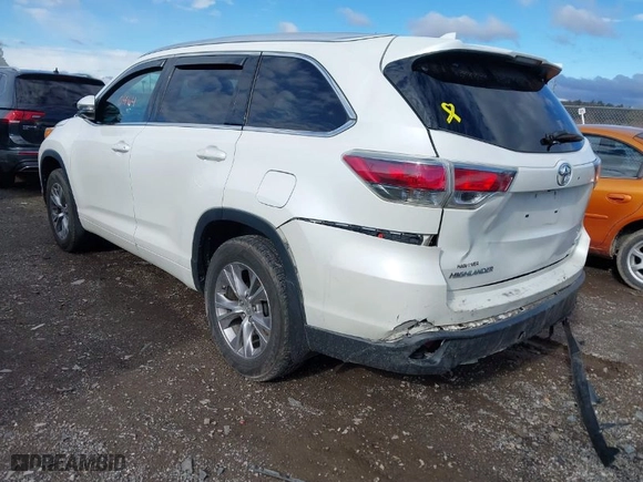 2015 Toyota Highlander XLE with VIN 5TDJKRFH9FS213261, listed as a IAAI auction lot 41810464 with 112,199 mi miles. Bid and sale history available at carsss.com. Image 3.