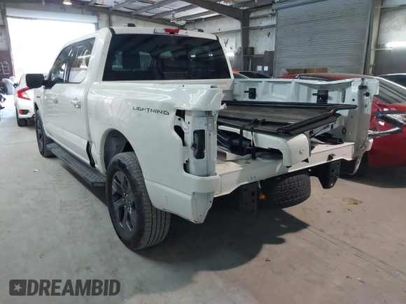 2023 Ford F-150 Lightning Pro z VIN 1FT6W1EV5PWG51022, wystawiony jako IAAI lot #41364481 z przebiegiem 10 989 mil mil oraz . Historia ofert i sprzedaży dostępna na DreamBid. Obrazek 3.