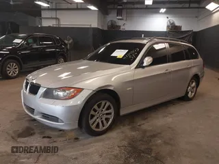 2007 BMW 3 Series 328xi z VIN WBAVT73547FZ35622, wystawiony jako IAAI lot #42355513 z przebiegiem 136 579 mil mil oraz . Historia ofert i sprzedaży dostępna na DreamBid. Obrazek 2.