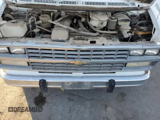 1993 Chevrolet Chevy Van z VIN 1GBEG25K1PF325078, wystawiony jako Copart lot #82640544 z przebiegiem 115 462 mil mil oraz Czysty tytuł • Clean title. Historia ofert i sprzedaży dostępna na DreamBid. Obrazek 12.
