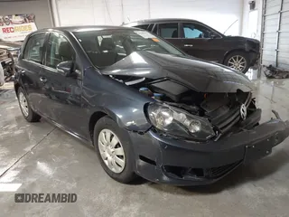 2013 Volkswagen Golf z VIN WVWDA7AJ7DW019307, wystawiony jako IAAI lot #41163694 z przebiegiem 82 142 mil mil oraz . Historia ofert i sprzedaży dostępna na DreamBid. Obrazek 1.