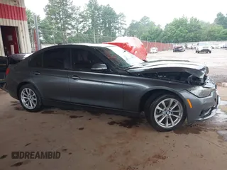 2016 BMW 3 Series 320i z VIN WBA8A9C54GK617747, wystawiony jako IAAI lot #42342518 z przebiegiem Nie podano mil oraz . Historia ofert i sprzedaży dostępna na DreamBid. Obrazek 12.