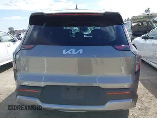 2024 Kia EV9 Wind z VIN KNDAFFS52R6023305, wystawiony jako IAAI lot #41582609 z przebiegiem 23 941 mil mil oraz . Historia ofert i sprzedaży dostępna na DreamBid. Obrazek 17.