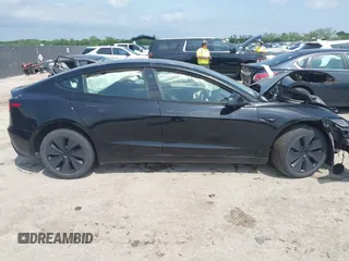 2025 Tesla Model 3 Long Range z VIN 5YJ3E1EB0SF919659, wystawiony jako IAAI lot #42128333 z przebiegiem 2 068 mil mil oraz . Historia ofert i sprzedaży dostępna na DreamBid. Obrazek 12.