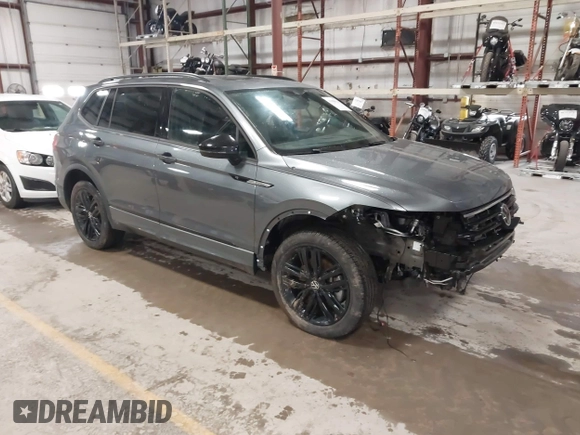 2022 Volkswagen Tiguan SE R-Line Black with VIN 3VV8B7AX9NM103988, listed as a IAAI auction lot 41908814 with 43,671 mi miles and . Bid and sale history available at DreamBid. Image 1.