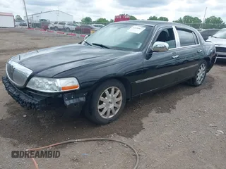 2010 Lincoln Town Car Signature Limited z VIN 2LNBL8CVXAX619130, wystawiony jako IAAI lot #42230937 z przebiegiem 137 055 mil mil oraz . Historia ofert i sprzedaży dostępna na DreamBid. Obrazek 2.