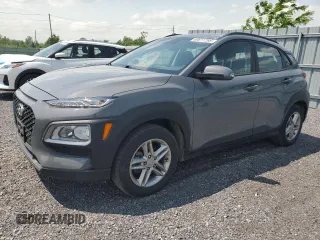 2021 Hyundai Kona SE z VIN KM8K12AA4MU657631, wystawiony jako Copart lot #60611295 z przebiegiem 21 769 mil mil oraz Czysty tytuł • Clean title. Historia ofert i sprzedaży dostępna na DreamBid. Obrazek 1.