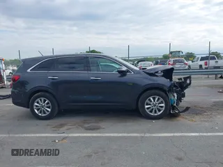 2019 Kia Sorento LX z VIN 5XYPG4A53KG482147, wystawiony jako IAAI lot #42189595 z przebiegiem 109 512 mil mil oraz . Historia ofert i sprzedaży dostępna na DreamBid. Obrazek 13.