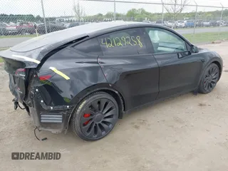 2023 Tesla Model Y Performance z VIN 7SAYGDEF7PF663387, wystawiony jako IAAI lot #42129258 z przebiegiem 42 691 mil mil oraz . Historia ofert i sprzedaży dostępna na DreamBid. Obrazek 4.