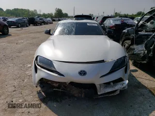2022 Toyota Supra 3.0 z VIN WZ1DB0C0XNW049560, wystawiony jako Copart lot #56988123 z przebiegiem Nie podano mil oraz . Historia ofert i sprzedaży dostępna na DreamBid. Obrazek 5.