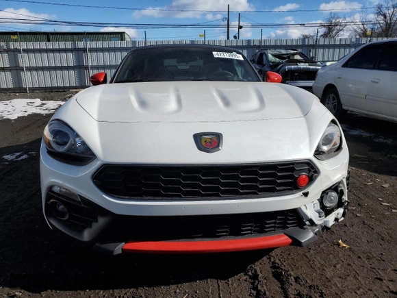 2019 FIAT 124 Spider Urbana Edition z VIN JC1NFAEK8K0142228, wystawiony jako Copart lot #42313995 z przebiegiem 13 935 mil mil oraz Szkoda całkowita • Salvage title. Historia ofert i sprzedaży dostępna na DreamBid. Obrazek 5.