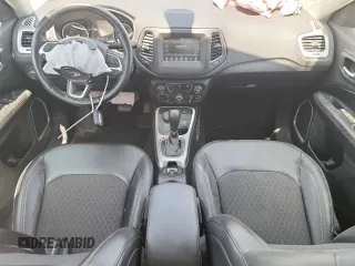 2020 Jeep Compass Latitude z VIN 3C4NJDBB6LT117095, wystawiony jako Copart lot #54346655 z przebiegiem 26 047 mil mil oraz Szkoda całkowita • Salvage title. Historia ofert i sprzedaży dostępna na DreamBid. Obrazek 8.