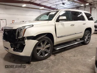 2015 Cadillac Escalade Premium z VIN 1GYS4CKJ8FR208128, wystawiony jako IAAI lot #41908785 z przebiegiem 164 598 mil mil oraz . Historia ofert i sprzedaży dostępna na DreamBid. Obrazek 2.