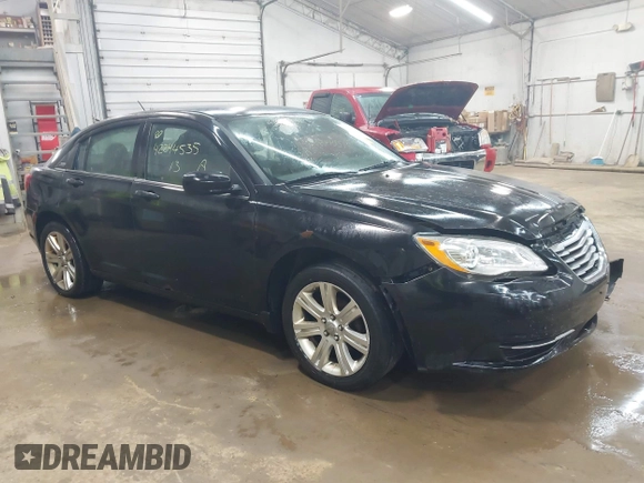 2013 Chrysler 200 Touring z VIN 1C3CCBBB3DN539112, wystawiony jako IAAI lot #42244535 z przebiegiem 235 413 mil mil oraz . Historia ofert i sprzedaży dostępna na DreamBid. Obrazek 1.