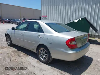 2002 Toyota Camry LE z VIN 4T1BE32K02U630523, wystawiony jako IAAI lot #42330724 z przebiegiem 138 459 mil mil oraz . Historia ofert i sprzedaży dostępna na DreamBid. Obrazek 3.