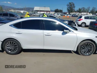 2024 Lexus ES 350 Luxury z VIN 58AEZ1B15RU175250, wystawiony jako IAAI lot #42233883 z przebiegiem 14 483 mil mil oraz . Historia ofert i sprzedaży dostępna na DreamBid. Obrazek 14.