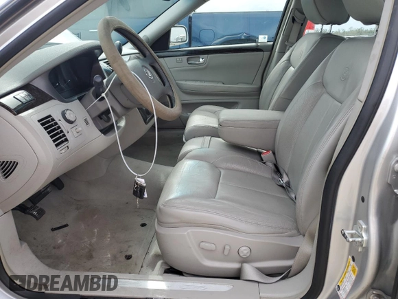 2010 Cadillac DTS 1SA z VIN 1G6KA5EY2AU135849, wystawiony jako Copart lot #79930734 z przebiegiem 98 396 mil mil oraz Nie do naprawy • Non repairable. Historia ofert i sprzedaży dostępna na DreamBid. Obrazek 7.