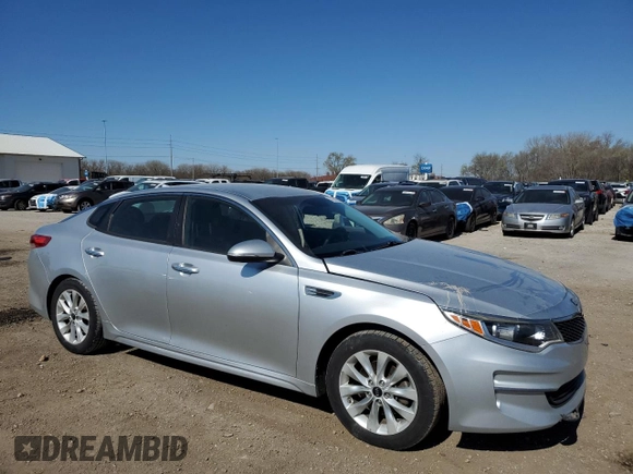 2017 Kia Optima LX z VIN 5XXGT4L33HG148818, wystawiony jako Copart lot #52199705 z przebiegiem 87 623 mil mil oraz Szkoda całkowita • Salvage title. Historia ofert i sprzedaży dostępna na DreamBid. Obrazek 4.