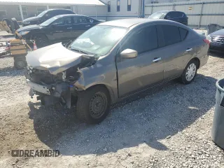 2016 Nissan Versa S z VIN 3N1CN7AP6GL805438, wystawiony jako Copart lot #65881305 z przebiegiem 133 732 mil mil oraz Czysty tytuł • Clean title. Historia ofert i sprzedaży dostępna na DreamBid. Obrazek 1.