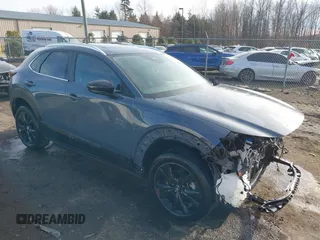 2024 Mazda CX-30 S Carbon Edition z VIN 3MVDMBCM2RM668603, wystawiony jako IAAI lot #41459036 z przebiegiem 3348 mil mil oraz . Historia ofert i sprzedaży dostępna na DreamBid. Obrazek 1.