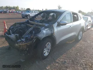 2020 Ford Escape SE with VIN 1FMCU9G61LUA29080, listed as a IAAI auction lot 37583062 with 1 mi miles. Bid and sale history available at carsss.com. Image 2.