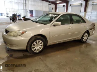 2005 Toyota Camry STD z VIN 4T1BE32K25U070332, wystawiony jako Copart lot #56934795 z przebiegiem 267 925 mil mil oraz Szkoda całkowita • Salvage title. Historia ofert i sprzedaży dostępna na DreamBid. Obrazek 1.