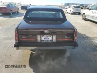 1985 Cadillac Fleetwood z VIN 1G6CB6984F4218496, wystawiony jako Copart lot #77674544 z przebiegiem 49 089 mil mil oraz Tytuł czysty. Historia ofert i sprzedaży dostępna na DreamBid. Obrazek 6.