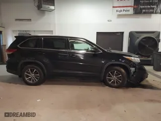 2017 Toyota Highlander XLE with VIN 5TDJZRFH1HS410312, listed as a IAAI auction lot 41729147 with 126,404 mi miles. Bid and sale history available at carsss.com. Image 13.