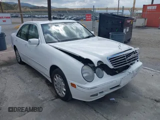 2000 Mercedes-Benz E 320 z VIN WDBJF65J2YB154053, wystawiony jako IAAI lot #42062289 z przebiegiem 97 024 mil mil oraz . Historia ofert i sprzedaży dostępna na DreamBid. Obrazek 1.