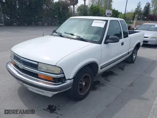 1998 Chevrolet S-10 LS with VIN 1GCCS19X0W8119240, listed as a IAAI auction lot 42054670 with 183,137 mi miles. Bid and sale history available at carsss.com. Image 6.