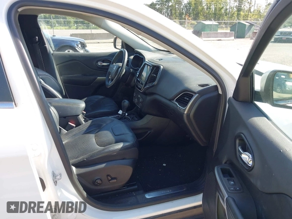 2019 Jeep Cherokee Limited z VIN 1C4PJLDB1KD380924, wystawiony jako IAAI lot #42621908 z przebiegiem 136 231 mil mil oraz . Historia ofert i sprzedaży dostępna na DreamBid. Obrazek 5.