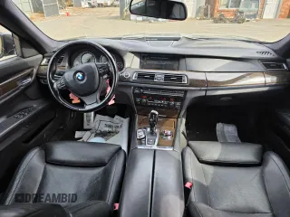 2012 BMW 7 Series 750i z VIN WBAKA8C56CCY3793, wystawiony jako Copart lot #49264245 z przebiegiem 118 295 mil mil oraz Czysty tytuł • Clean title. Historia ofert i sprzedaży dostępna na DreamBid. Obrazek 9.